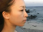 فتاة اليابان تمشي على شاطئ البحر
