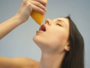Nude بنت Drinking Grapefruit Juice