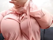 عاهرة عربية تهز ثديها الكبير في كاميرا الويب