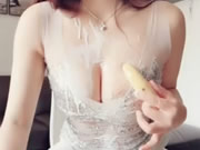 فتاة آسيوية لعق الموز