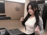 فتاة جميلة تكشف ثدييها أثناء التمرين