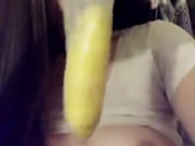 فتاة تلعب الموز