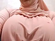 عاهرة عربية تهز ثديها الكبير والاستمناء في كاميرا الويب